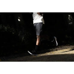 Kalenji Ademende Hardloopshort Voor Heren Dry 900 Grijs -Draag Straal ademende hardloopshort voor heren dry 900 grijs 4