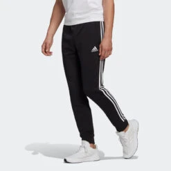 ADIDAS Essentials French Terry Tapered Cuff 3-Stripes Broek -Draag Straal essentials french terry tapered cuff 3 stripes broek 2