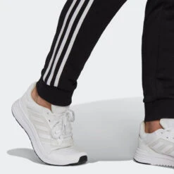 ADIDAS Essentials French Terry Tapered Cuff 3-Stripes Broek -Draag Straal essentials french terry tapered cuff 3 stripes broek 6