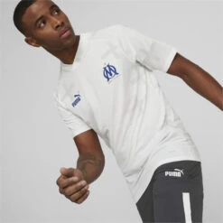 Olympique De Marseille Prematch Voetbalshirt Voor Heren PUMA -Draag Straal olympique de marseille prematch voetbalshirt voor heren puma 1